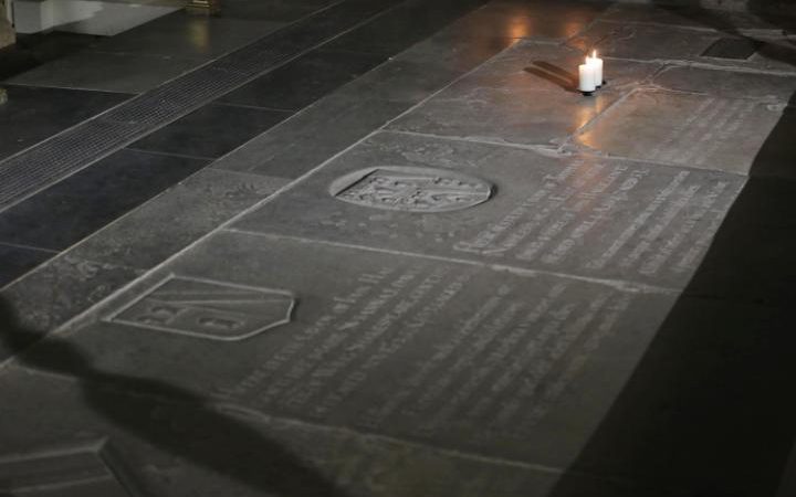 Надгробный камень Шекспира действительно короче, чем камни пола над могилами его жены и родственников