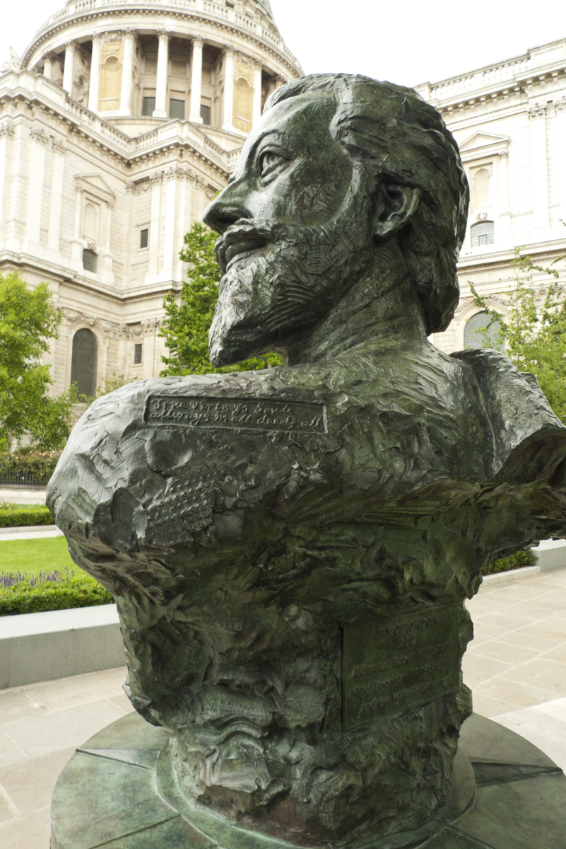 Памятник Джону Донну в Лондоне